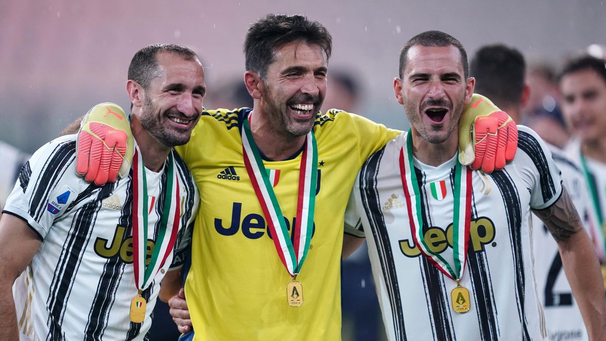 Giorgio Chiellini, Gianluigi Buffon e Leonardo Bonucci festeggiano lo Scudetto