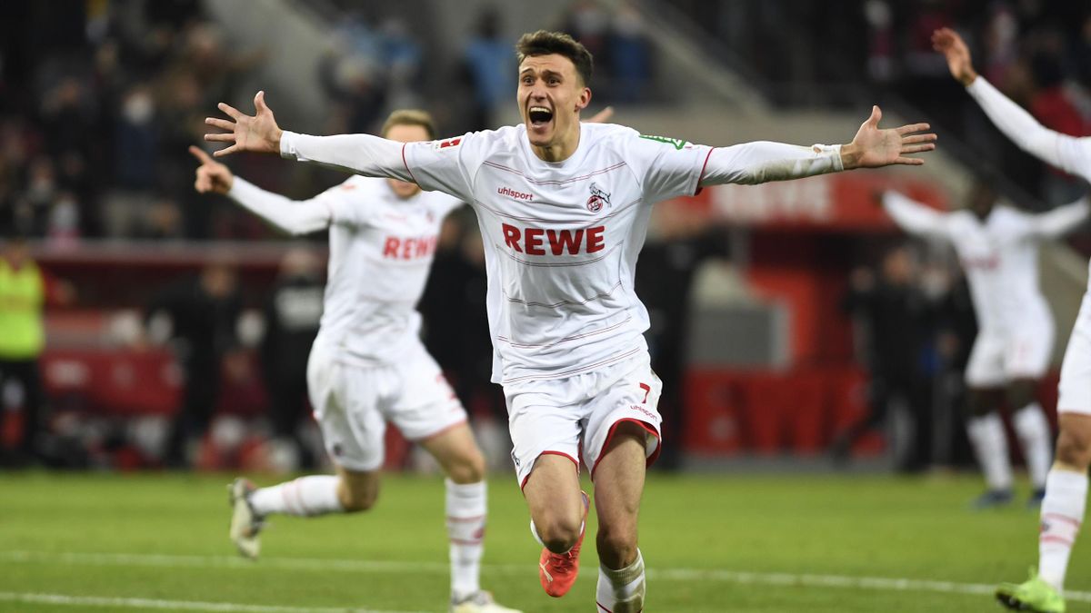Dejan Ljubicic bejubelt seinen Treffer zum 1:0 im Derby gegen Borussia Mönchengladbach