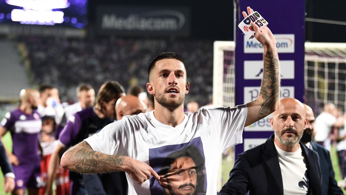 Cristiano Biraghi mostra la maglia dedicata a Davide Astori al termine di Fiorentina-Juventus - Serie A 2021-22