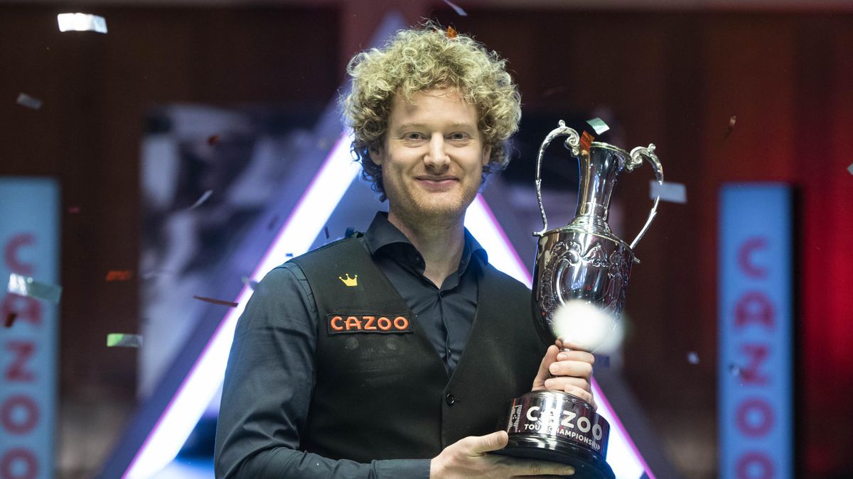 Neil Robertson with the Tour Championship trophy (World Snooker)