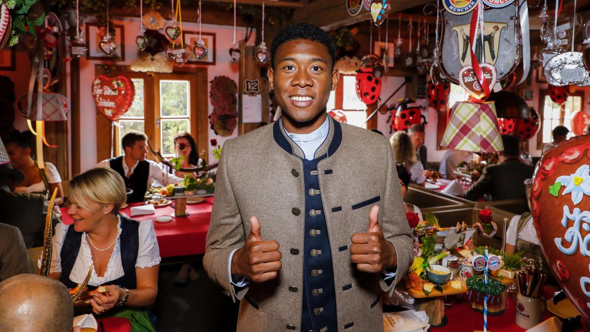FC Bayern München: Alaba beschenkt Kinder im Waisenhaus ...