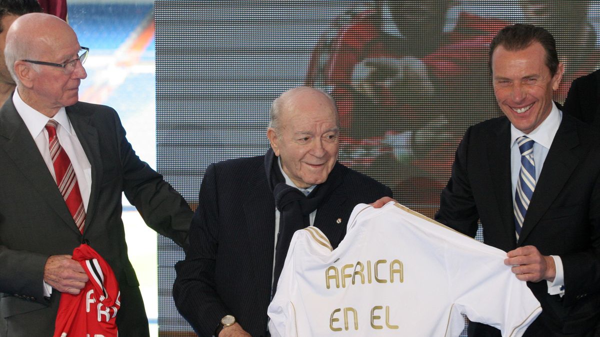 Alfredo Di Stefano entouré de Bobby Charlton et d'Emilio Butragueno en 2012