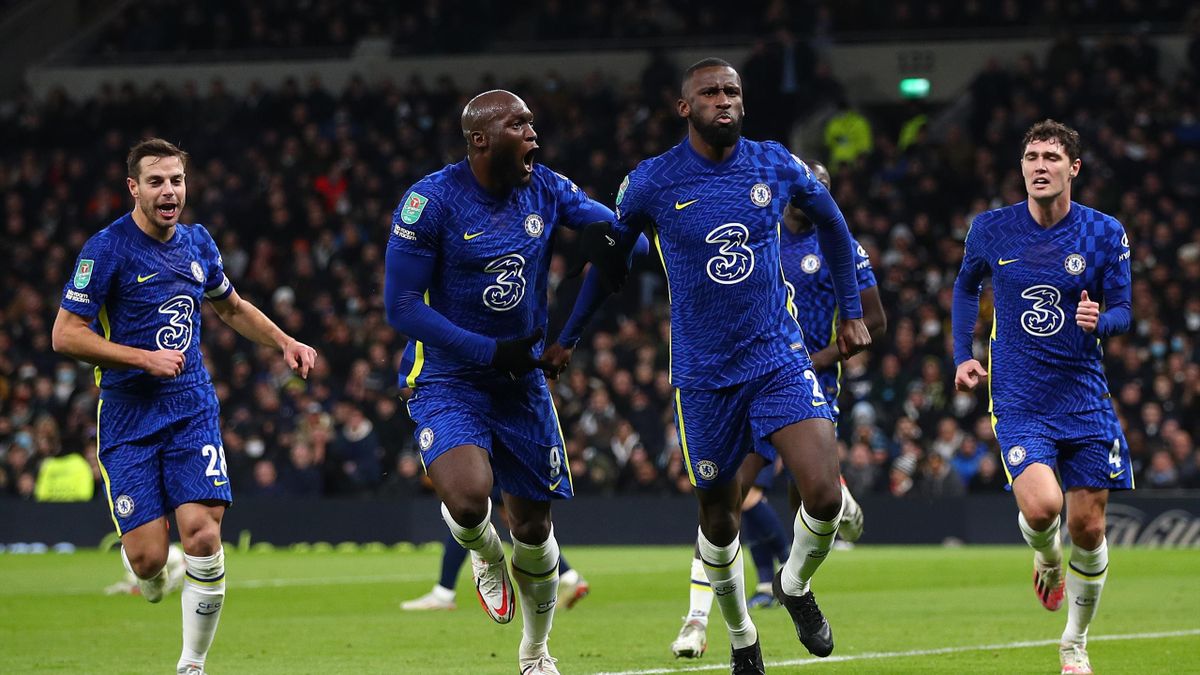 Antonio Ruediger of Chelsea celebrates with Romelu Lukaku after scoring their side's first goal during the Carabao Cup Semi Final Second Leg match between Tottenham Hotspur and Chelsea at Tottenham Hotspur Stadium on January 12, 2022 in London, England.