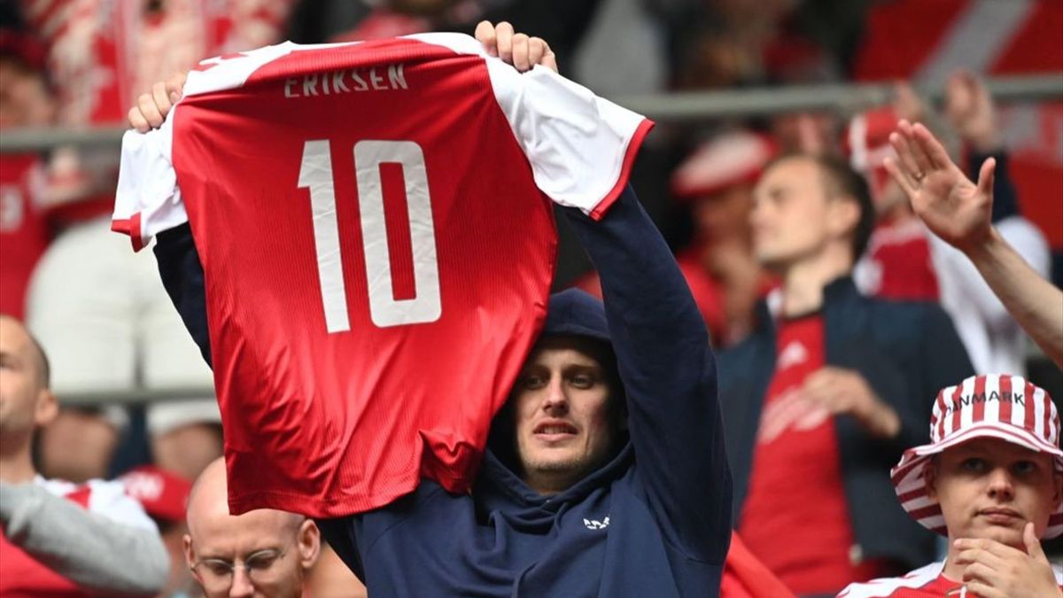 Un tifoso danese espone la maglia di Christian Eriksen - Danimarca-Finlandia Euro 2020