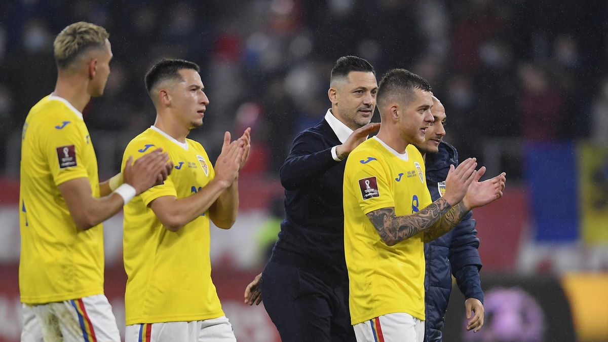 Mirel Rădoi și câțiva dintre jucătorii României, după meciul cu Armenia