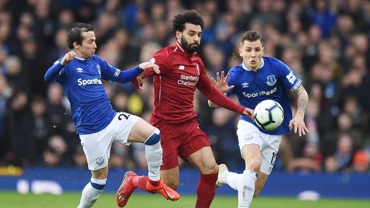 Mohamled Salah (Liverpool) pris en tenaille entre Bernard et Lucas Digne (Everton)