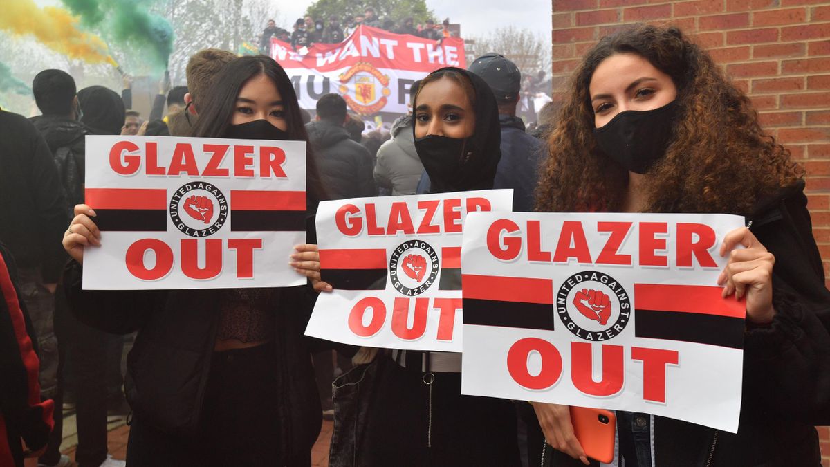 Fanii lui Manchester United , protestând împotriva proprietarilor clubului
