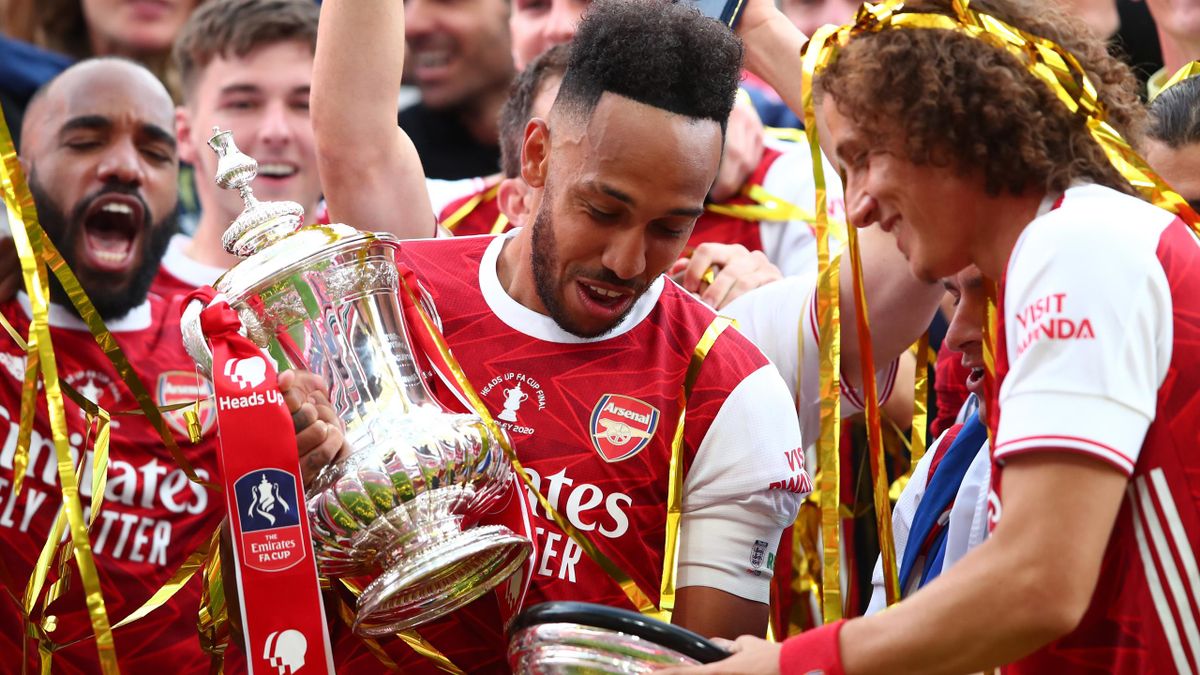 Pierre-Emerick Aubameyang a ridicat pentru Arsenal trofeul în acest an