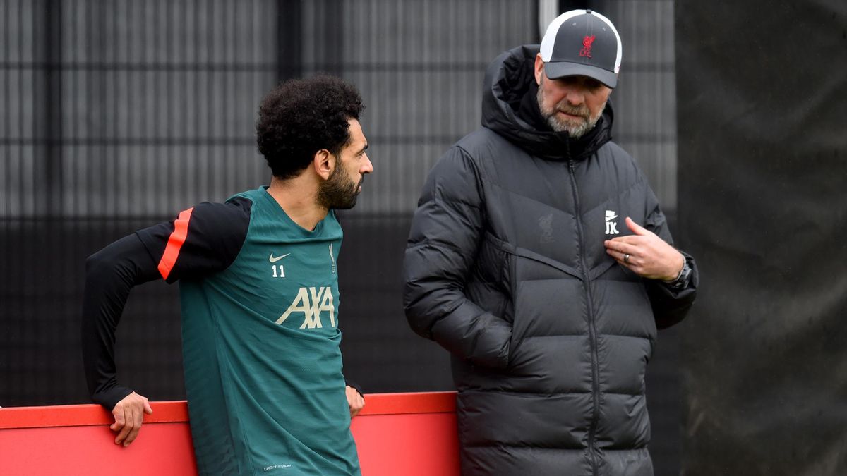 Mohamed Salah and Jurgen Klopp have a heart-to-heart in training