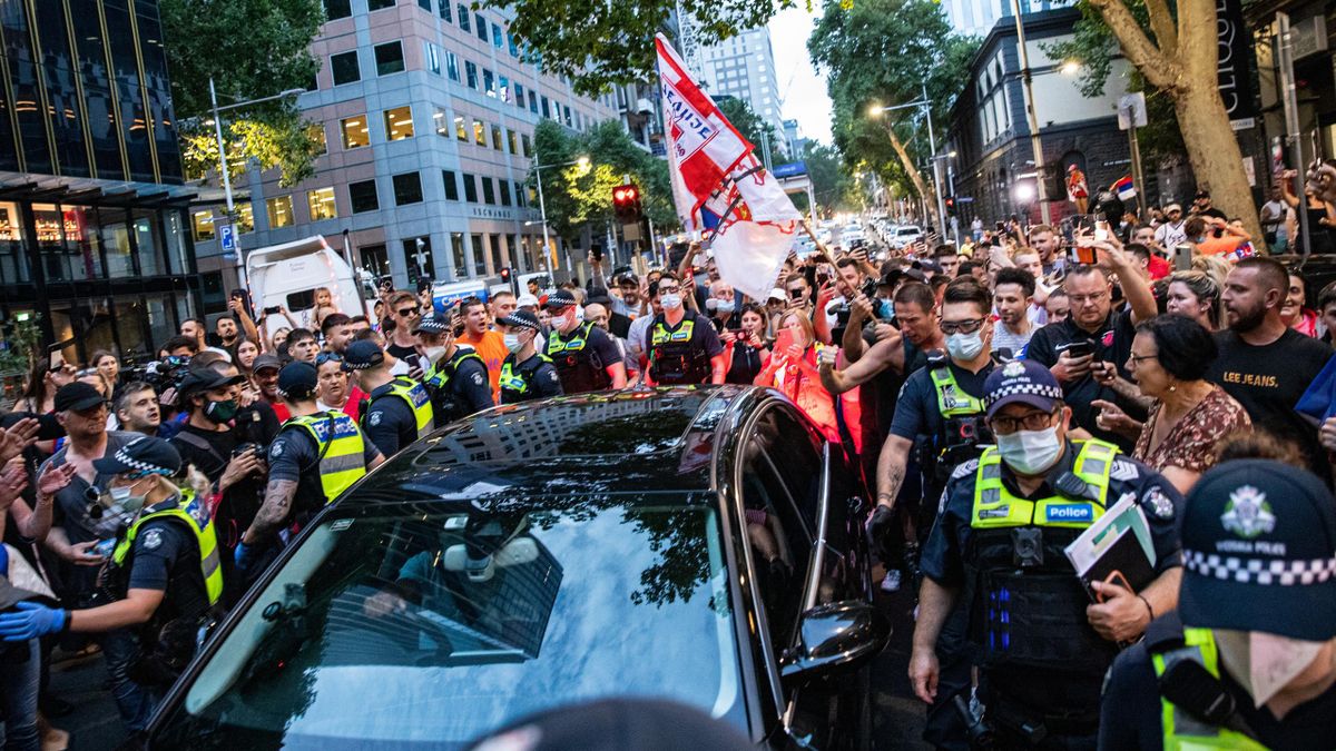 Fans von Novak Djokovic umringen einen schwarzen Audi in Melbourne