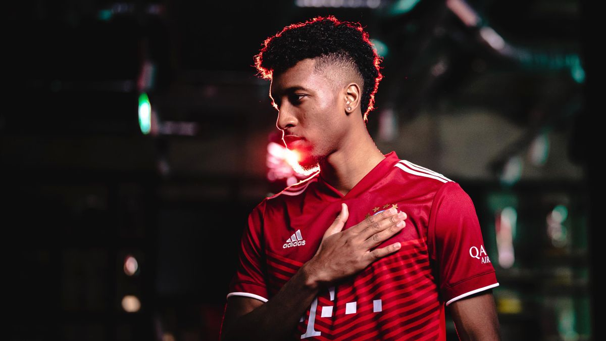 Kingsley Coman poses for a picture after extending his contract with FC Bayern Muenchen until 2027 on January 11, 2022 in Munich, Germany