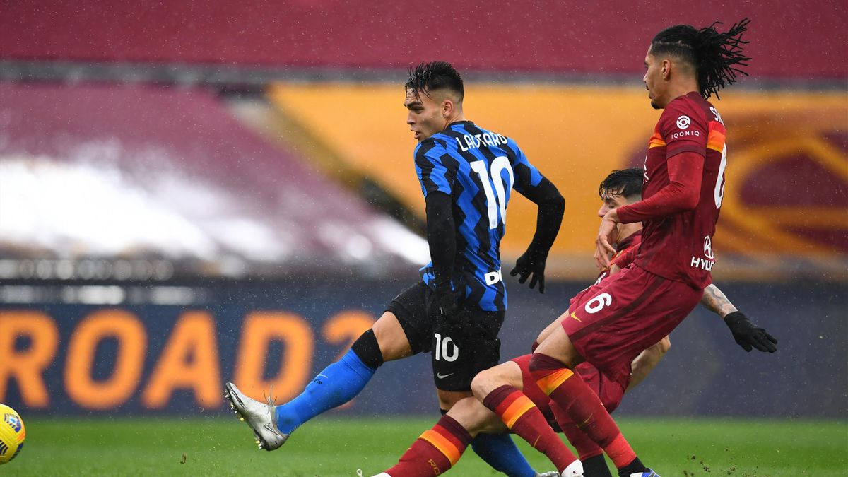 Lautaro Martinez au duel avec Chris Smalling lors du match opposant la Roma à l'Inter, le 10 janvier 2021, en Serie A