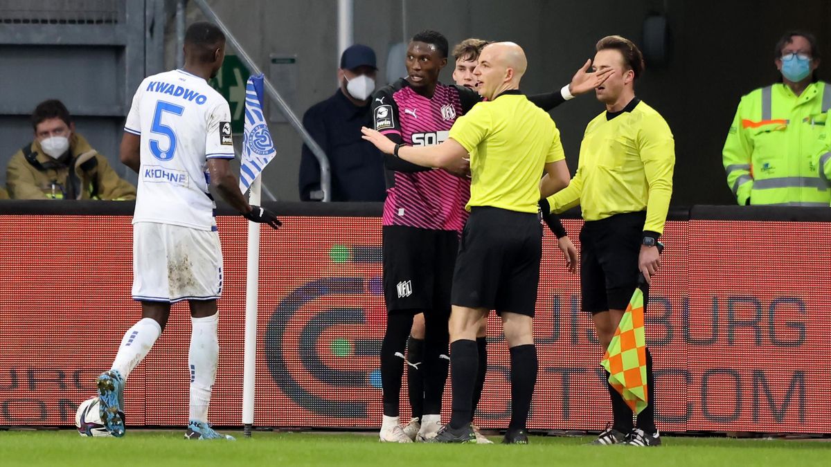 Aaron Opoku vom VfL Osnabrück (2. v. l.) wurde beim Drittligaspiel in Duisburg von einem Zuschauer rassistisch beleidigt