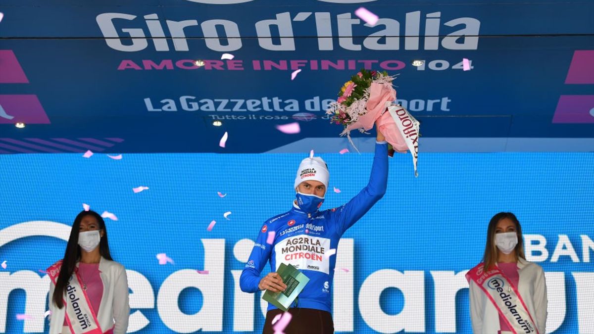 Geoffrey Bouchard sul podio di Sega di Ala con la maglia azzurra di miglior scalatore - Giro d'Italia 2021