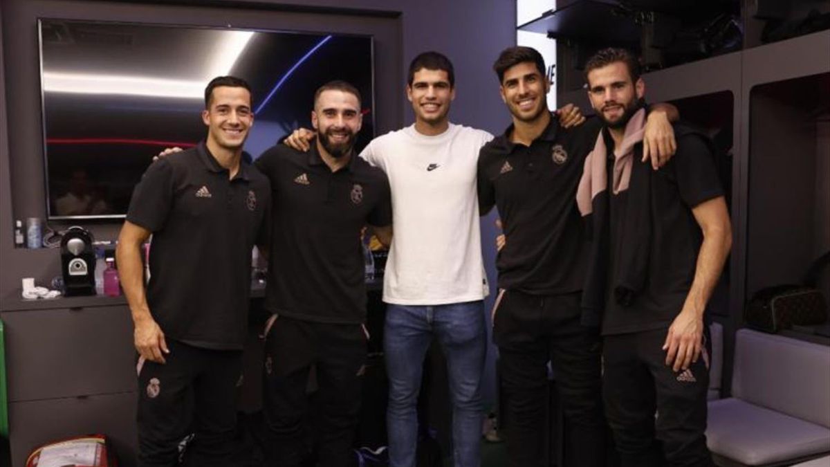 Carlos Alcaraz met spelers van Real Madrid
