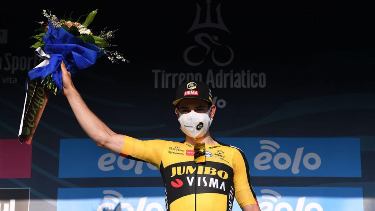 Wout Van Aert con la maglia di leader della Tirreno-Adriatico