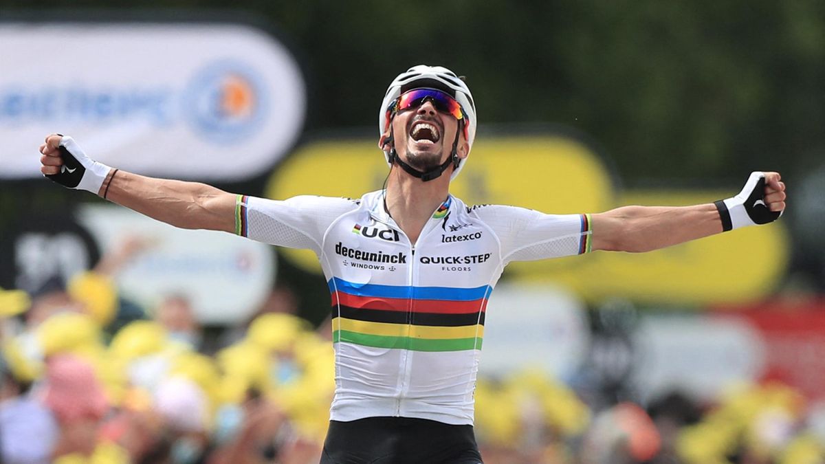 L'explosion de joie de Julian Alaphilippe, à l'arrivée de la 1re étape du Tour de France 2021, qu'il a remportée à Landerneau samedi 26 juin