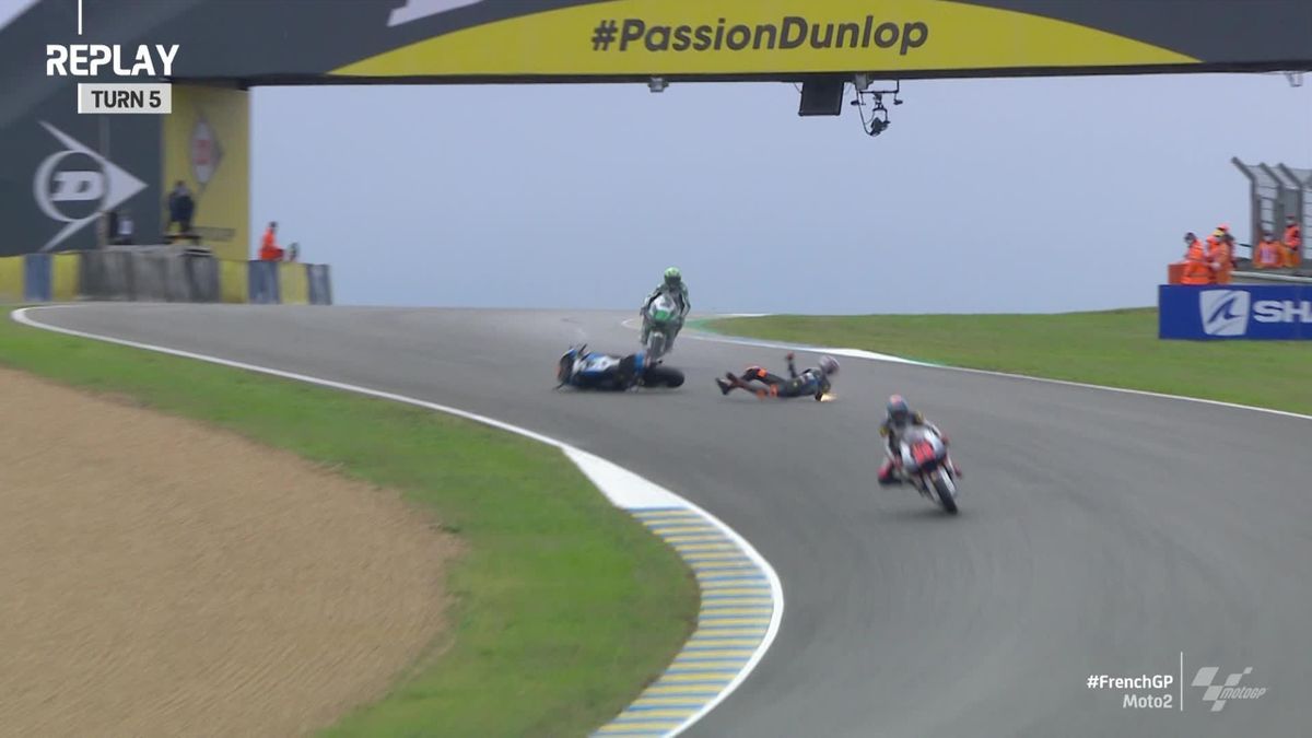 MOTO GP WCH France - MOTO 2 Crashes and red flag