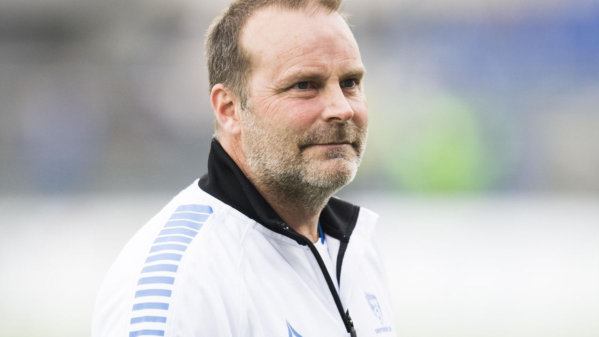 Sarpsborgs trener Geir Bakke under oppvarmingen til eliteseriekampen i fotball mellom Sarpsborg 08 og Sogndal på Sarpsborg stadion.