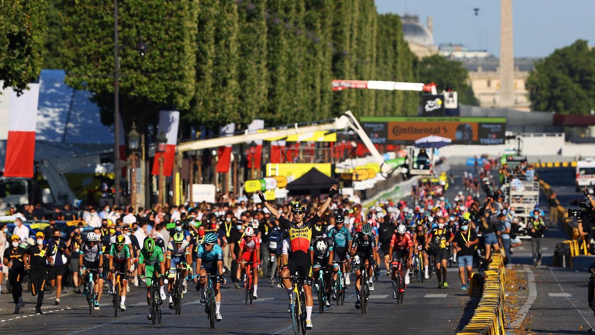 Wout Van Aert jubler for seier på Champs-Élysées på avslutningsetappen av Tour de France i 2021.