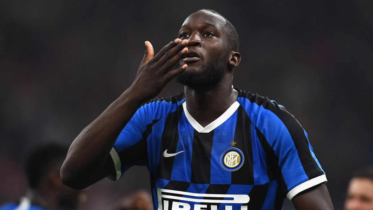 Romelu Lukaku of FC Internazionale celebrates after scoring the second goal of his teamduring the Serie A match between AC Milan and FC Internazionale at Stadio Giuseppe Meazza on September 21, 2019 in Milan, Italy.