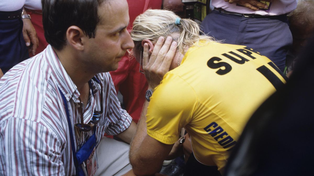 La détresse de Laurent Fignon sur les Champs-Elysées, le 23 juillet 1989.