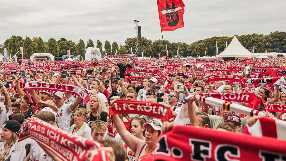 Fanandacht vor dem Anpfiff 1.FCKölnFans fiebern SaisonHeimpremiere gegen Union Berlin