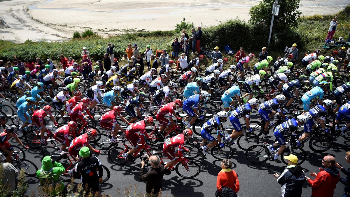 Le peloton du Tour de France lors de la 1re étape, samedi 2 juillet 2016
