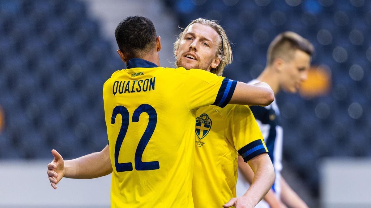 Robin Quaison et Emil Forsberg fêtent un but lors du match amical Suède - Finlande (2-0)