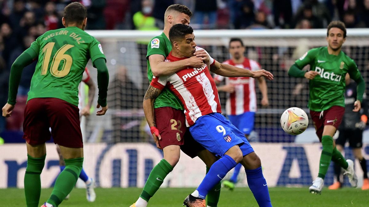 Luis Suarez, l'attaquant de l'Atlético de Madrid, littéralement pris en tenaille par la défense de Grenade