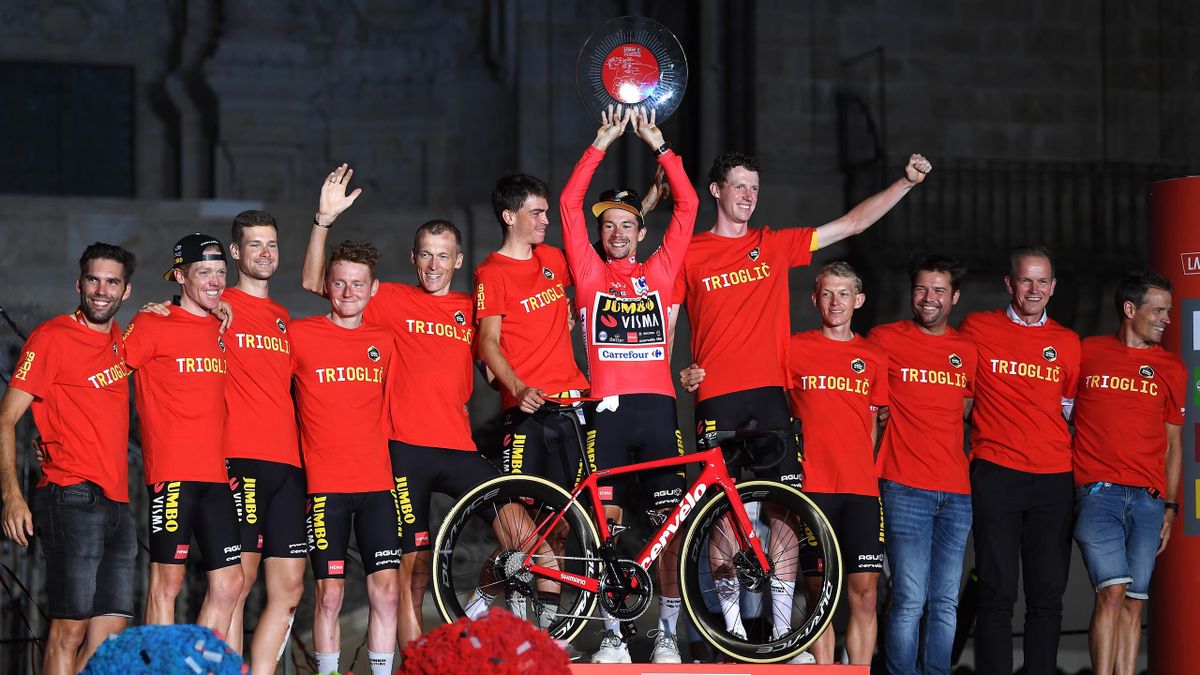 Primoz Roglic viert zijn derde Vuelta-overwinning met de hele ploeg in Santiago de Compostela