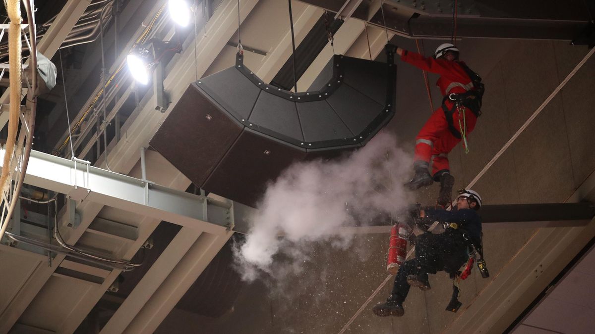Dos operarios intentan apagar el incendio en el Scotiabank Arena tras la suspensión del Raptors-Pacers