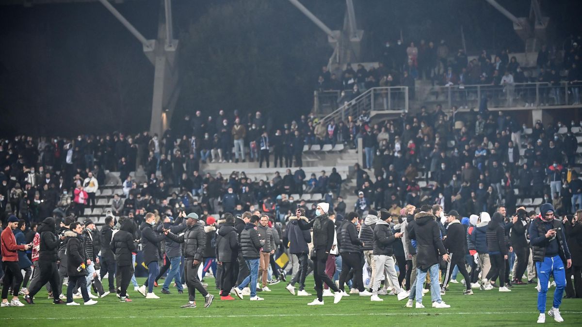 Le match entre le Paris FC et l'OL interrompu par des incidents en tribunes en Coupe de France