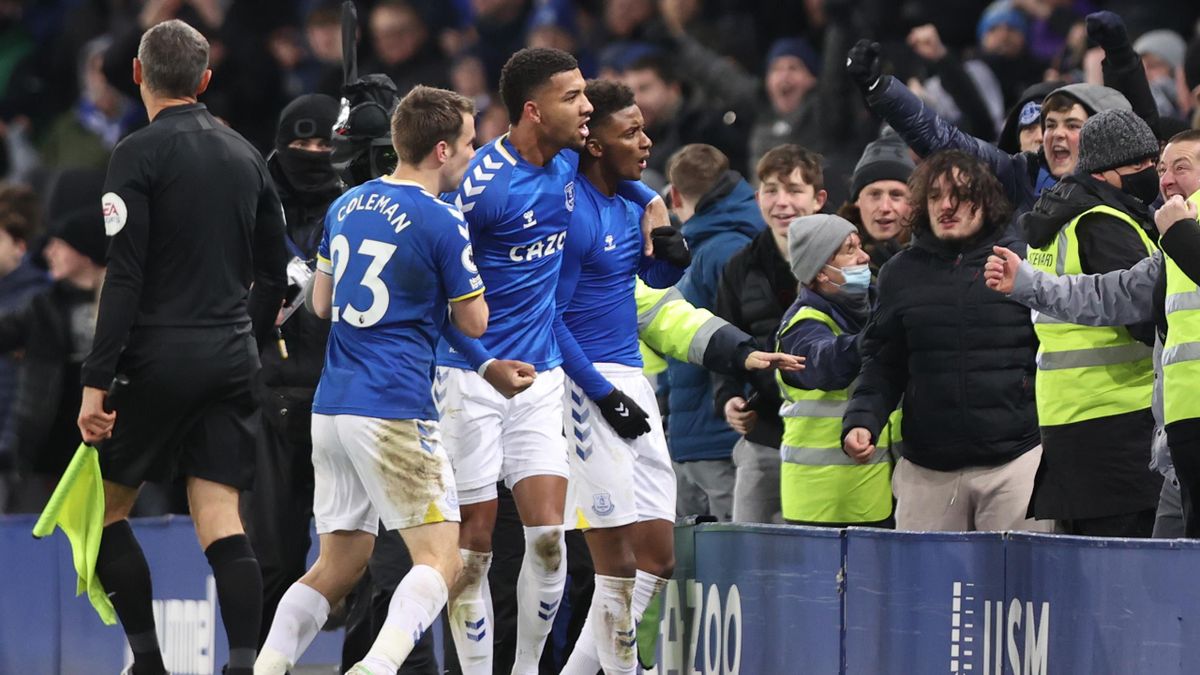 LIVERPOOL, ENGLAND - DECEMBER 06: Demarai Gray (R) of Everton celebrates with Mason Holgate and teammates after scoring their side's second goal during the Premier League match between Everton and Arsenal at Goodison Park on December 06, 2021 in Liverpool