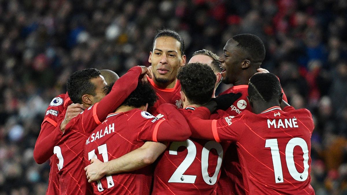 Virgil van Dijk társaival ünnepli a gólját a Liverpool-Southempton bajnokin