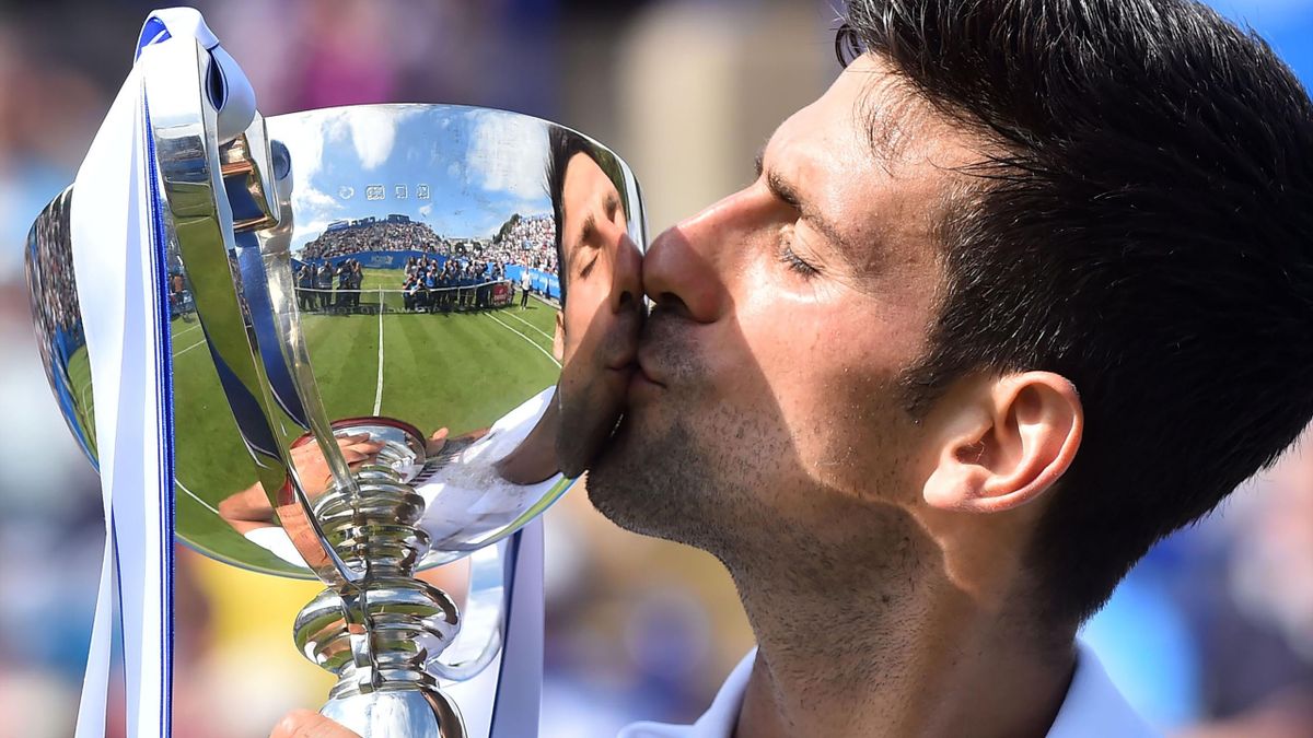 Novak Djokovic embrasse le trophée d'Eastbourne.