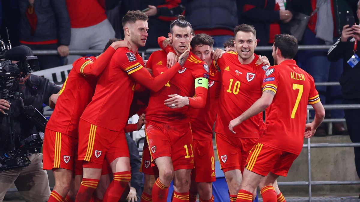 Gareth Bale (mitte) schießt Wales zum Sieg