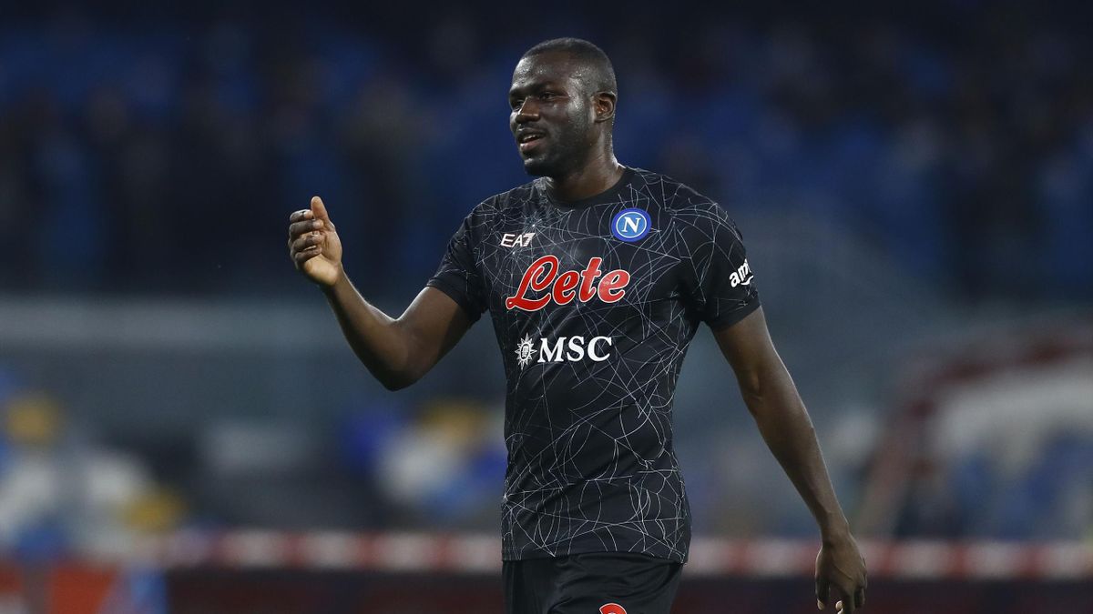 Repubblica - Svolta rinnovo Koulibaly-Napoli: il difensore valuta l'idea di spalmarsi il maxi-ingaggio per diventare la bandiera del club