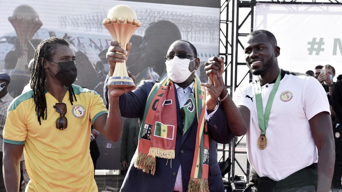 Aliou Cissé, le président sénégalais Macky Sall et Kalidou Koulibaly ont présenté le trophée de la CAN 2022 à Dakar (Sénégal).