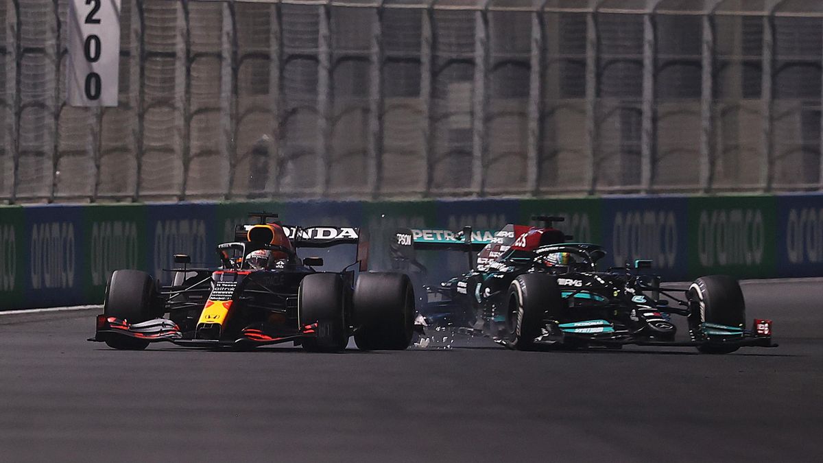 Max Verstappen (Red Bull; left) and Lewis Hamilton (Mercedes)