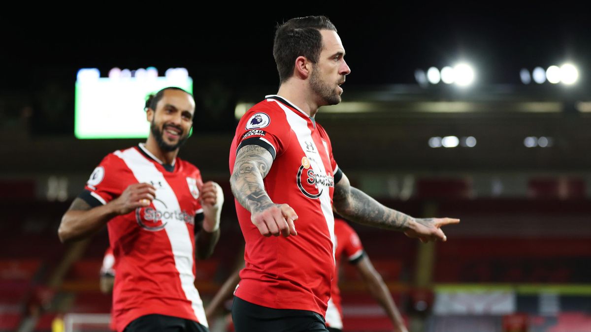 Danny Ings of Southampton celebrates with Theo Walcott after scoring their team's first goal during the Premier League match between Southampton and Liverpool at St Mary's Stadium