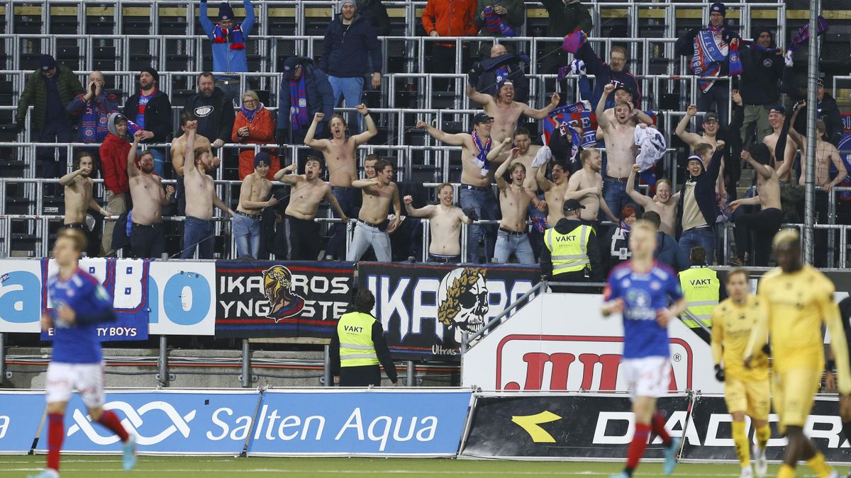 Vålerengasupportere feirer Vålerengas redusering til 5-1 under eliteseriekampen i fotball mellom Bodø/Glimt og Vålerenga på Aspmyra stadion.