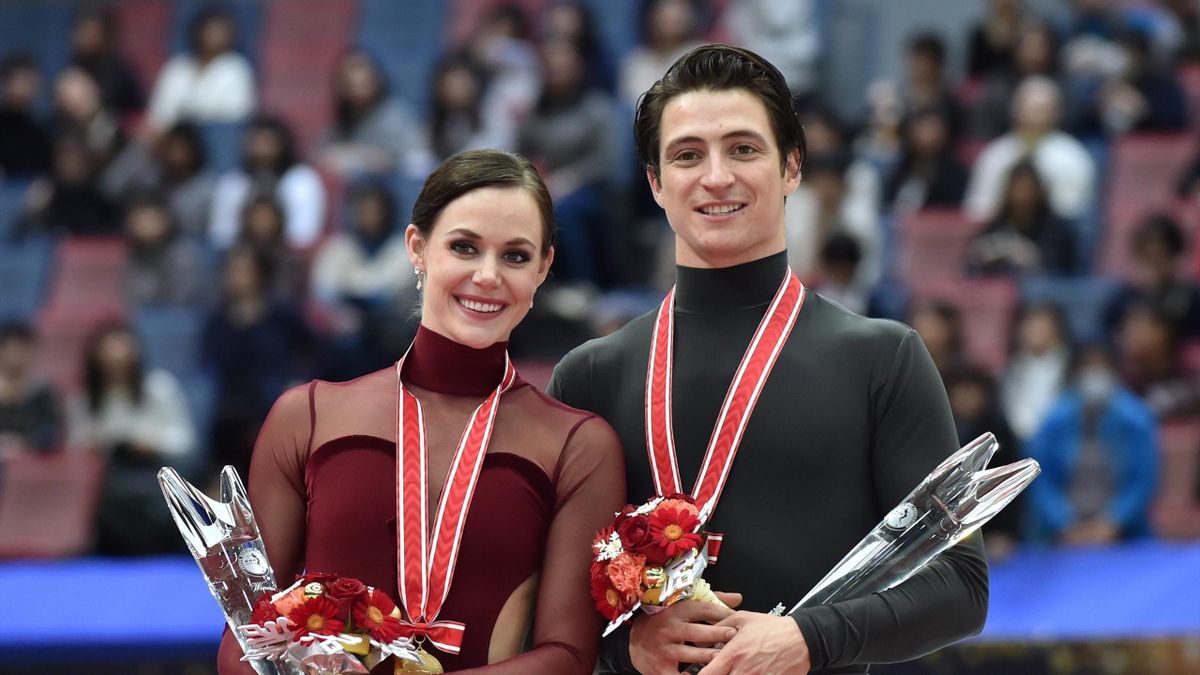 Winners Tessa Virtue and Scott Moir of Canada pose on the podium during the awards ceremony for the ice dance free dance event of the Grand Prix of Figure Skating 2017/2018 NHK Trophy in Osaka on November 12, 2017.