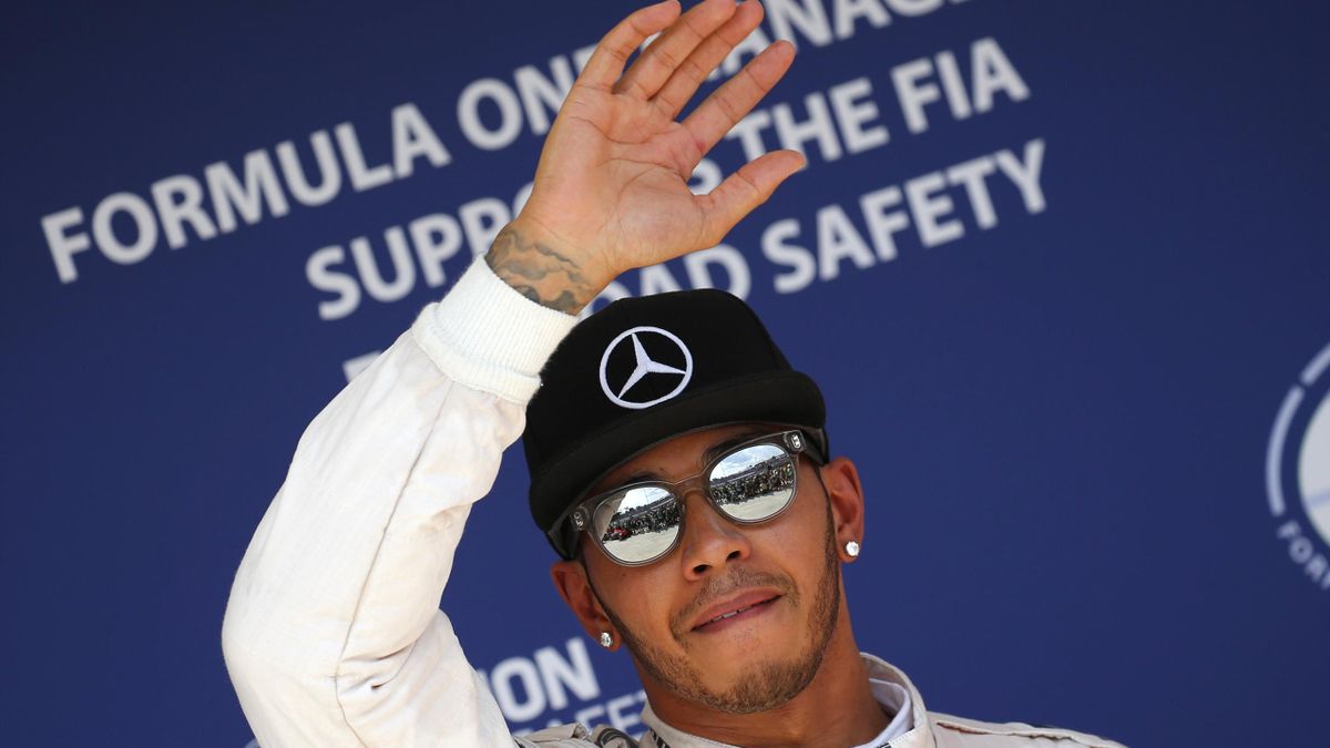 Mercedes Formula One driver Lewis Hamilton of Britain waves after the qualifying session for the Hungarian F1 Grand Prix at the Hungaroring circuit, near Budapest, Hungary July 25, 2015. REUTERS/Laszlo Balogh
