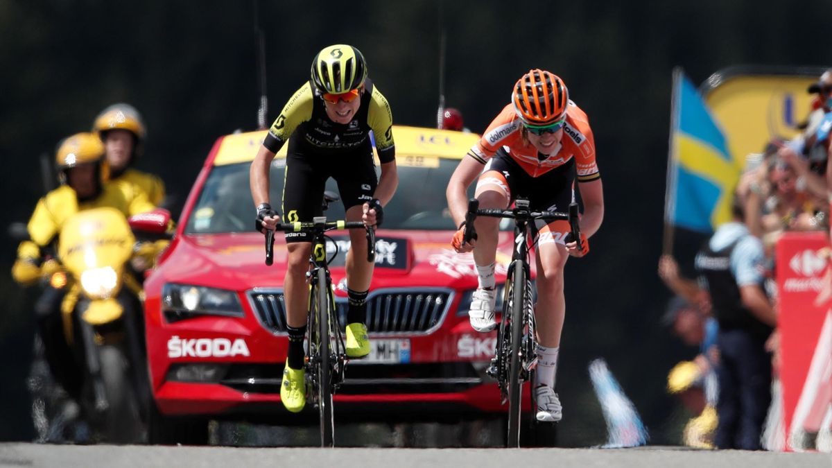 Mitchelton-Scott rider Annemiek van Vleuten of the Netherlands and Boels-Dolmans rider Anna van der Breggen of the Netherlands sprint for victory