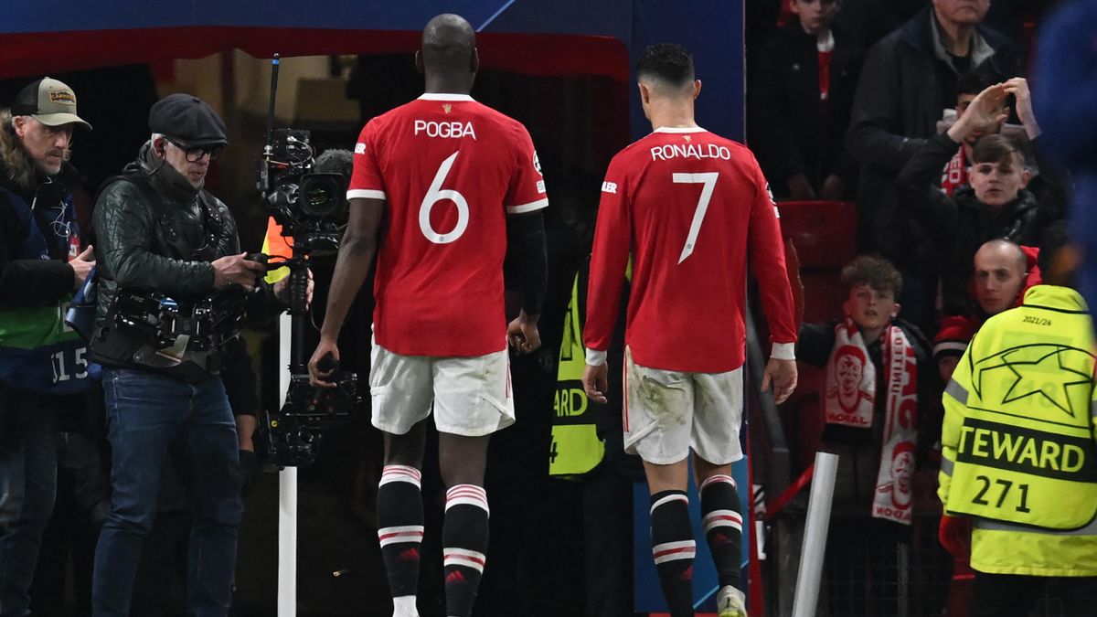 Paul Pogba (L) and Manchester United's Portuguese striker Cristiano Ronaldo (R) leave straight after the final whistle