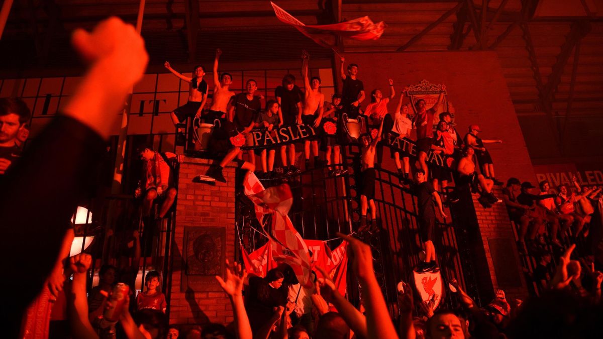 Fanii lui Liverpool sărbătoresc câștigarea Premier League
