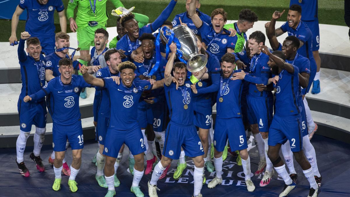 Chelsea captain César Azpilicueta lifts the trophy after the UEFA Champions League Final between Manchester City and Chelsea FC at Estadio do Dragao on May 29, 2021 in Porto, Portugal.