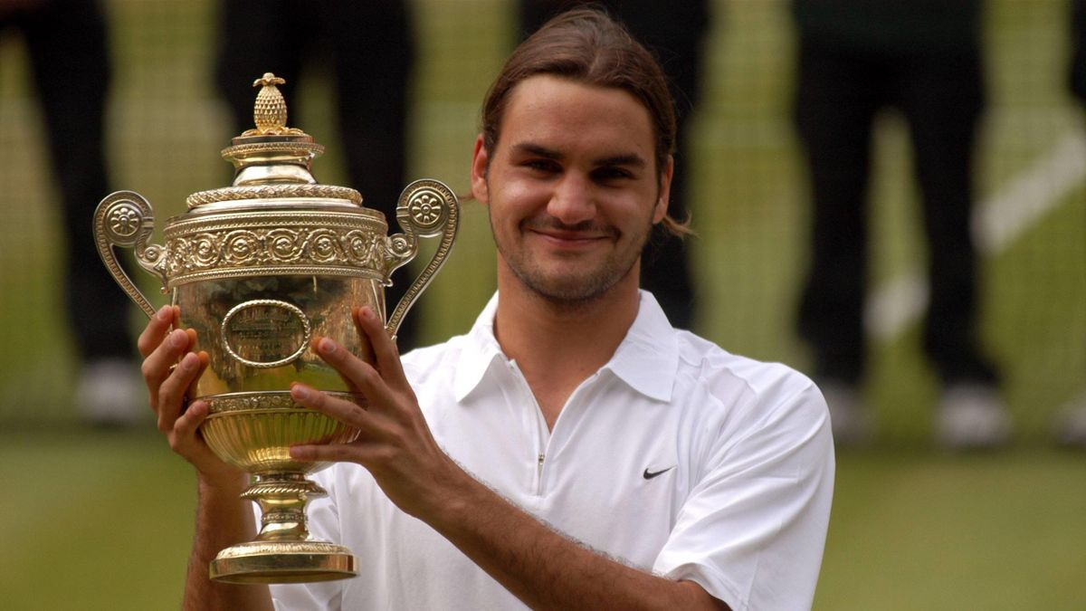 Roger Federer soulève le trophée de Wimbledon pour la première fois. 15 ans plus tard, il deviendra seul recordman des victoires au All England Club.