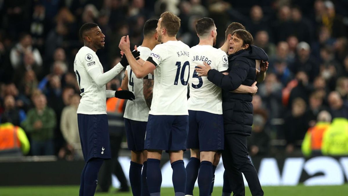 Conte esulta con i suoi giocatori per la vittoria in Tottenham-West Ham United - Premier League 2021/2022
